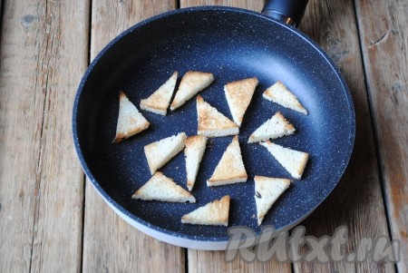 Обжарить хлеб по 5 минут с каждой стороны (до румяного цвета) на среднем огне.&nbsp;