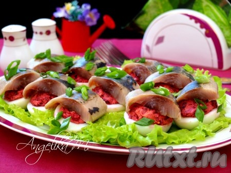 Яйца, фаршированные свеклой, с селедкой