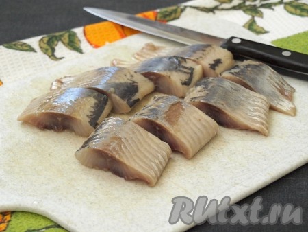 Филе сельди нарезать порционными кусочками.
