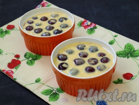 Залить вишню подготовленным тестом.