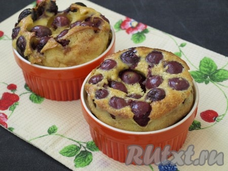 Духовку разогреть до 170 градусов и готовить вишнёвый клафути 40 минут. В духовке выпечка очень сильно вырастет, а затем при остывании немного опустится.