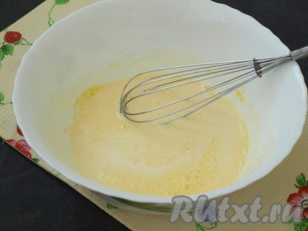 К получившейся массе влить молоко, снова взбить венчиком.