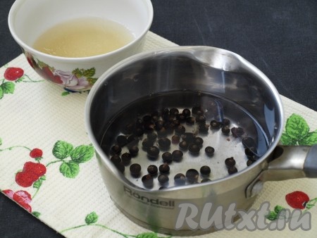 В тарелочке залить желатин 100 мл холодной кипячёной воды. 60 грамм мелких и лопнувших ягод, которые мы отобрали изначально, поместить в сотейник, залить 300 мл воды и добавить 3 столовые ложки сахара.
