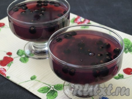 Подготовленным напитком залить ягоды в креманках, остудить до комнатной температуры и убрать в холодильник на 1,5-2 часа.

