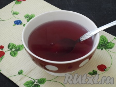 Процедить горячий напиток, добавить в него набухший желатин и тщательно перемешать до растворения желатина. Ягоды, которые использовались для приготовления напитка, в желе не понадобятся.
