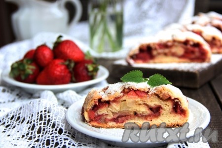 Рулет из песочного теста с яблоками и клубникой