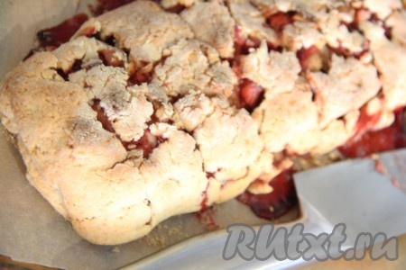 Готовый рулет из песочного теста разрезать на кусочки в горячем виде. Мой рулет слегка потрескался, но на вкус это не повлияло.&nbsp;