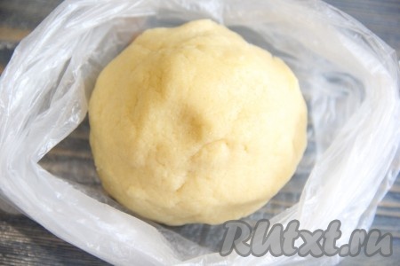 Перемешать содержимое миски, собирая тесто в мягкий, нежный, не липнущий к рукам ком. Если тесто слегка липнет к рукам, тогда понемногу всыпьте ещё немного муки, ориентируясь на консистенцию замешиваемого теста. Вымешивать песочное тесто не надо, как только тесто собралось в ком, прекращаем замес. Поместить тесто в пакет и убрать в холодильник на 30 минут.