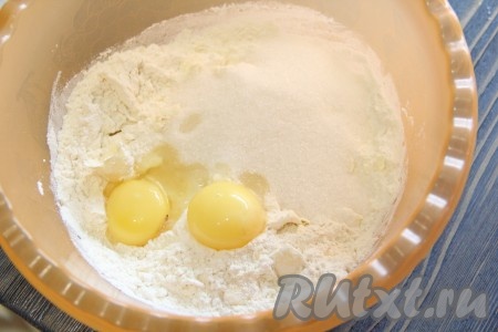Затем добавить в миску яйца и сахар.