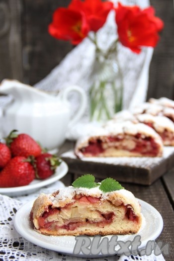 Вкуснейший рулет из песочного теста с начинкой из яблок и клубники перед подачей щедро посыпать сахарной пудрой и можно подавать к столу.