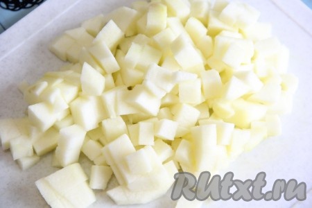 Яблоки вымыть, очистить и нарезать на мелкие кубики.