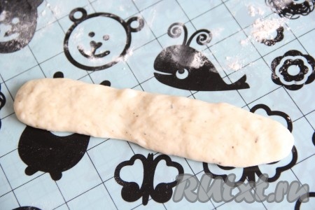 Разделить тесто на небольшие части (я разделила на 7 частей), каждую часть теста раскатать не тонко в полоску шириной, примерно, 5 см.
