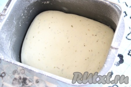 Тесто хорошо поднимется. Готовое тесто обмять и дать отдохнуть 30 минут.