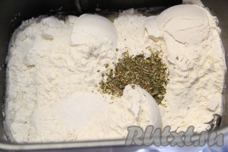 Затем всыпать муку, соль и травы, выставить режим "Замес теста" (в моей хлебопечке тесто замешивается за 1,5 часа). Если замешивать тесто вручную, тогда подошедшие дрожжи соединить в глубокой миске с маслом и солью, слегка перемешать, затем добавить муку и травы, замесить нежное и мягкое тесто, оставить его в миске часа на 1,5 в тепле, накрыв полотенцем или пищевой плёнкой.
