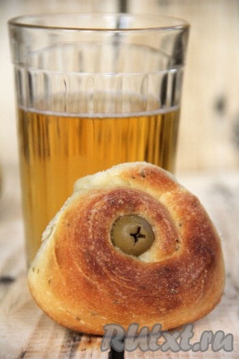 Вот такие красивенькие и очень вкусные закусочные булочки получились. Несладкие, аппетитные булочки из дрожжевого теста понравятся очень многим!
