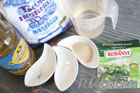  Подготовить продукты для замешивания теста на дрожжах и воде.