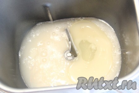 Замесить тесто можно вручную или в хлебопечке. Я замес теста сделала в хлебопечке, для этого нужно в ведёрко хлебопечки влить подошедшие дрожжи, добавить растительное масло.
