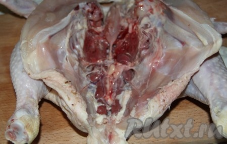 Шампиньоны нарезать и обжарить на растительном масле, помешивая, в течение 5 минут. Подготовить курицу.&nbsp;
