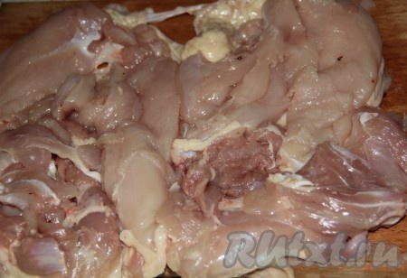 Аккуратно удалить хребет и все кости. Стараться не порвать кожу, но если это случится, ничего страшного. Мясо подрезать с боков и равномерно распределить в местах, где его мало.
