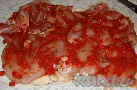 В чашке смешать аджику,&nbsp;горчицу, пропущенный через пресс чеснок, специи для курицы. Полученной смесью натереть куриное мясо.
