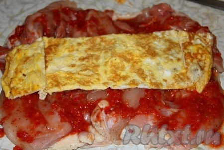 Сделать омлет из двух яиц (без молока) и поместить на нашу разделанную курицу (как на&nbsp;фото).&nbsp;
