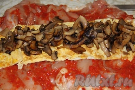 Предварительно обжаренные шампиньоны выложить на омлет.&nbsp;
