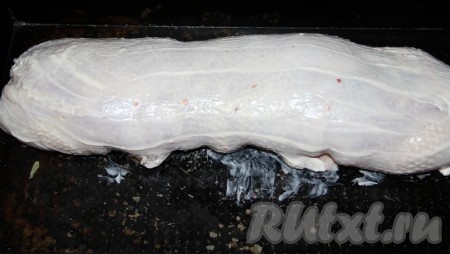 Выложить&nbsp;рулет из курицы с грибами в форму для запекания или на противень. Смазать майонезом и отправить в разогретую духовку на 40-60 минут при температуре 180-200 градусов.
