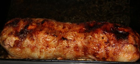 Периодически поливать куриный рулет образовавшимся жиром.&nbsp;
