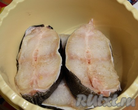 Зубатку нарезать на стейки, посолить и поперчить по вкусу, оставить минут на 30.