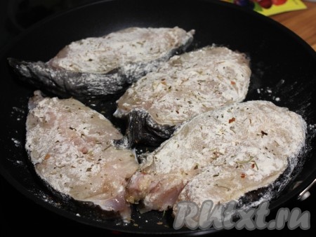 На хорошо разогретую с растительным маслом сковороду выложить запанированные в муке стейки зубатки, посыпать приправой для рыбы и обжаривать до готовности на огне чуть больше среднего, не закрывая крышкой. Иначе, мясо рыбы превратится в желеобразную массу.
