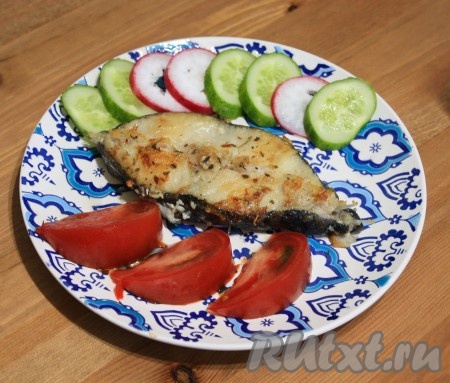 Как только рыба будет готова, нагрев выключить и оставить рыбу на сковороде еще на 2 минуты, тогда мясо рыбы станет еще плотнее. К столу жареную зубатку подавать с гарниром из овощей, отварным рисом, картофельным пюре.
