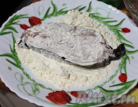 Через 30 минут стейки слегка отжать, промакнуть каждый стейк бумажным полотенцем, чтобы убрать лишнюю влагу. Запанировать хорошенько в муке.
