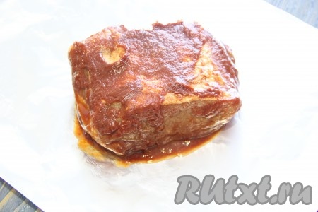 Замаринованное мясо выложить на фольгу.
