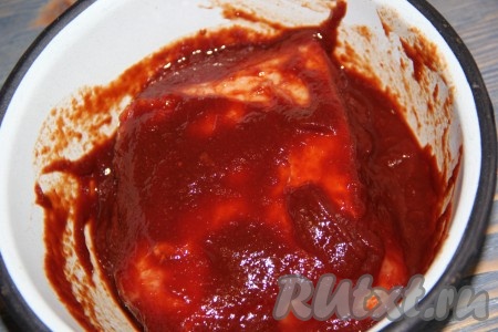Выложить свинину в горячий маринад. Хорошо обмазать мясо маринадом и оставить на ночь в холодильнике.

