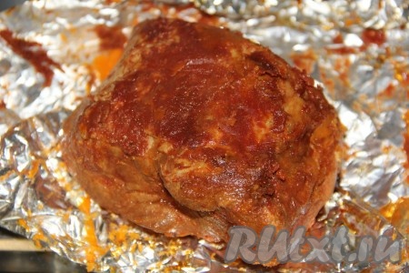 Затем полностью остудить мясо в фольге. Я оставила мясо на ночь в холодильнике. Вот такой аппетитный кусочек получился.
