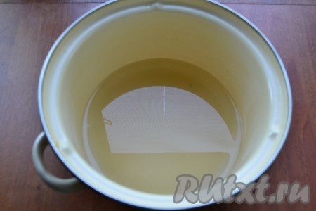 Затем воду слить в кастрюлю и отмерить ее. У вас должно получиться 250 мл воды (если не хватает - долить). В воду добавить соль и сахар, довести до кипения, варить 3-4 минуты. После этого влить уксус и выключить газ.
