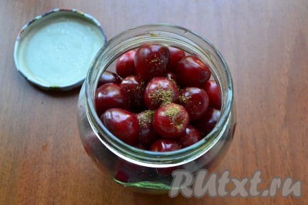 В банку с черешней всыпать кориандр.