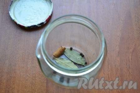 Баночку простерилизовать. На дно банки поместить лавровый лист, кусочек палочки корицы, перцы черный и душистый горошком.