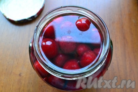 Залить черешню кипятком, накрыть крышкой и оставить на 10 минут.