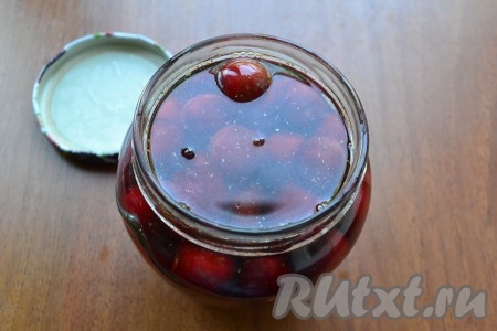 И залить кипящим маринадом. Сразу же банку закрутить или закатать стерилизованной крышкой.