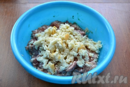 Также добавить замоченные в молоке и отжатые ломтики батона.
