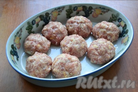 В форму для запекания, смазанную растительным маслом, выложить тефтели.
