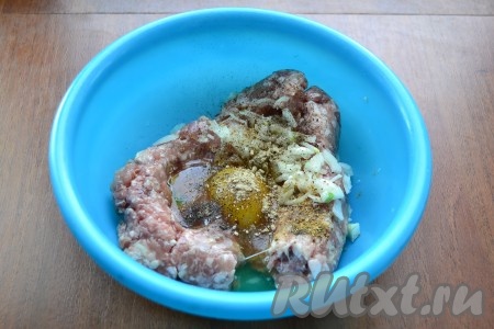 Добавить соль, перец, чесночный порошок.