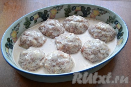 Залить соусом тефтели.