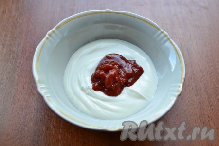 Смешать сметану с томатной пастой, затем разбавить все водой, посолить по вкусу получившийся соус.
