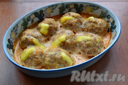 Запекать тефтели в разогретой до 180 градусов духовке около 30-40 минут.