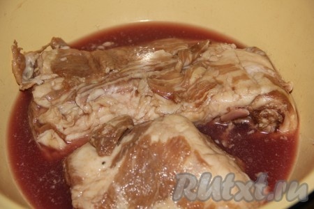 Свиные ребрышки поперчить, посолить и замариновать в 250 граммах гранатового сока.