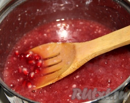 Когда соус загустеет, выдавливаем сок половинки лимона, добавляем немного сахара и зерен граната. Ждем когда наш соус закипит и считаем его готовым.