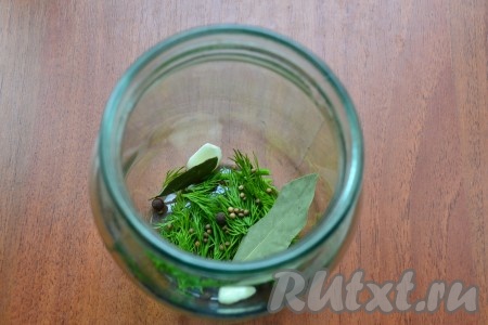 Банки простерилизовать. На дно банок поместить укроп, чеснок, душистый перец, лавровые листья и зерна кориандра.
