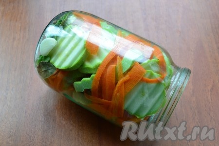 Банки наполнить плотно до плечиков.